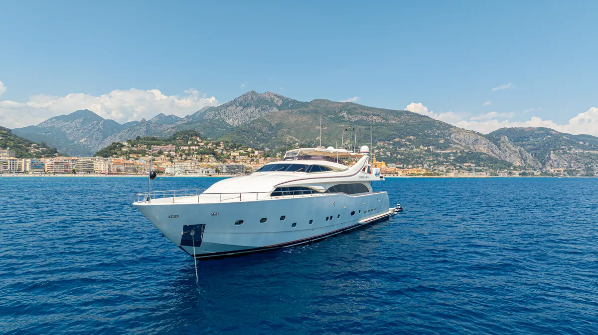 Champagne & Caviar, Custom Line 34.13 m