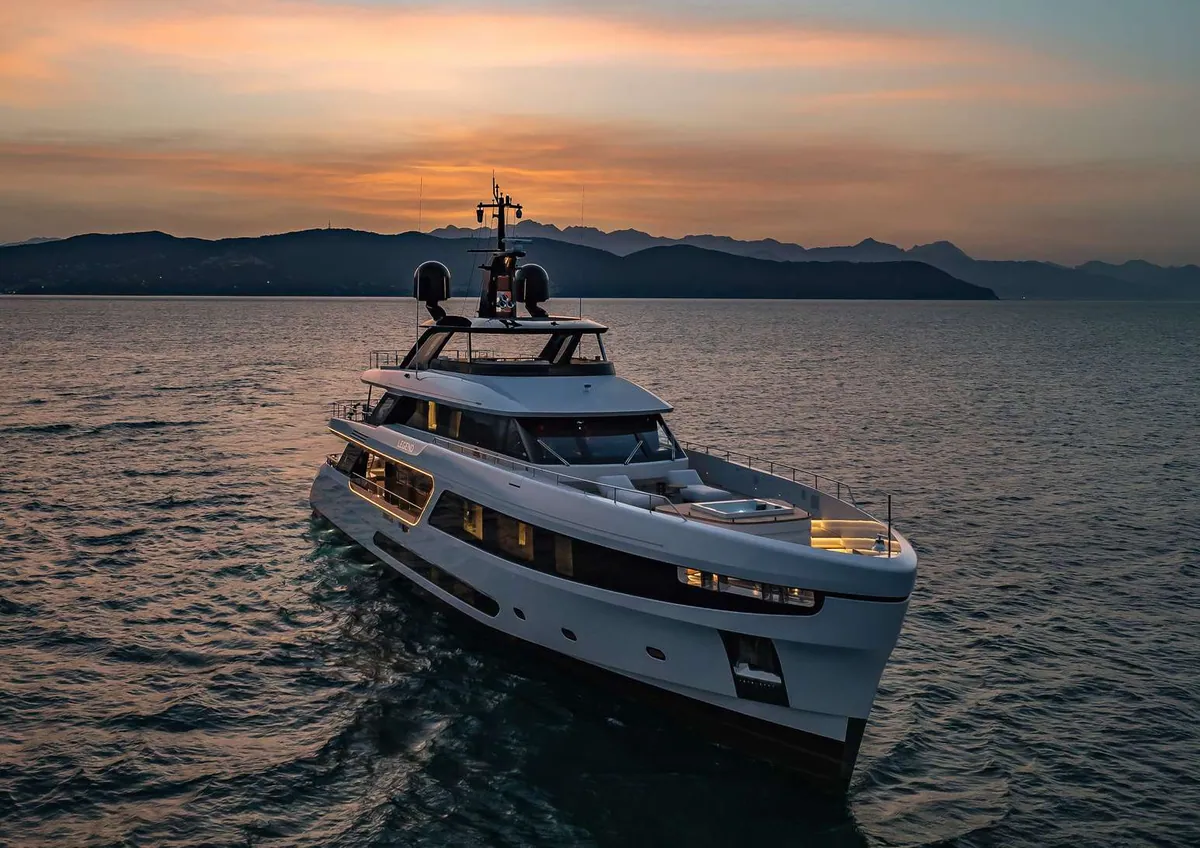 Legend, Benetti 37 m